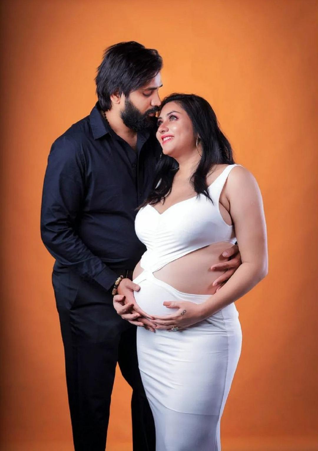 Namitha Baby Bump Photos Goes Viral006