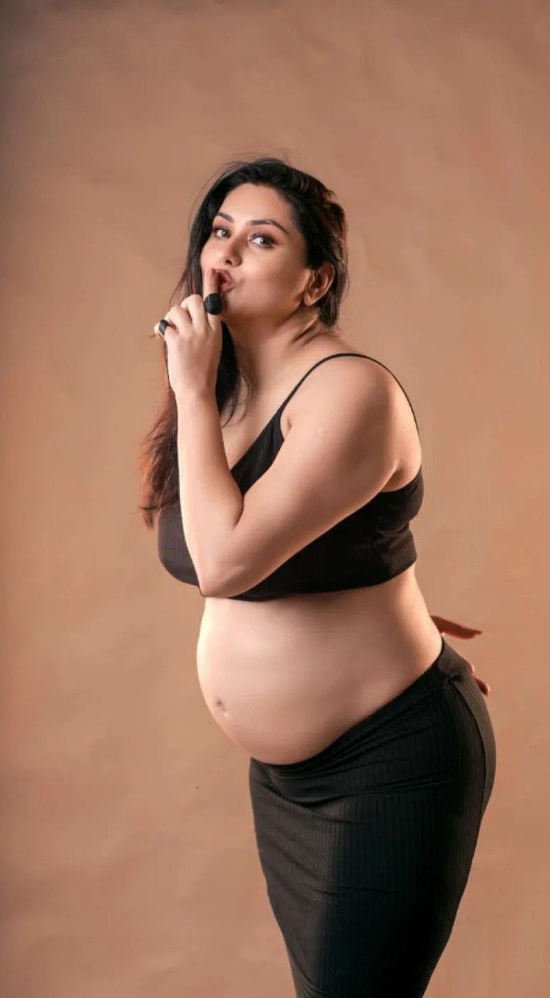 Namitha Baby Bump Photos Goes Viral009
