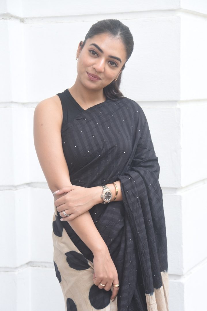 Nazriya Nazim Looks Gorgeous In Black Saree002
