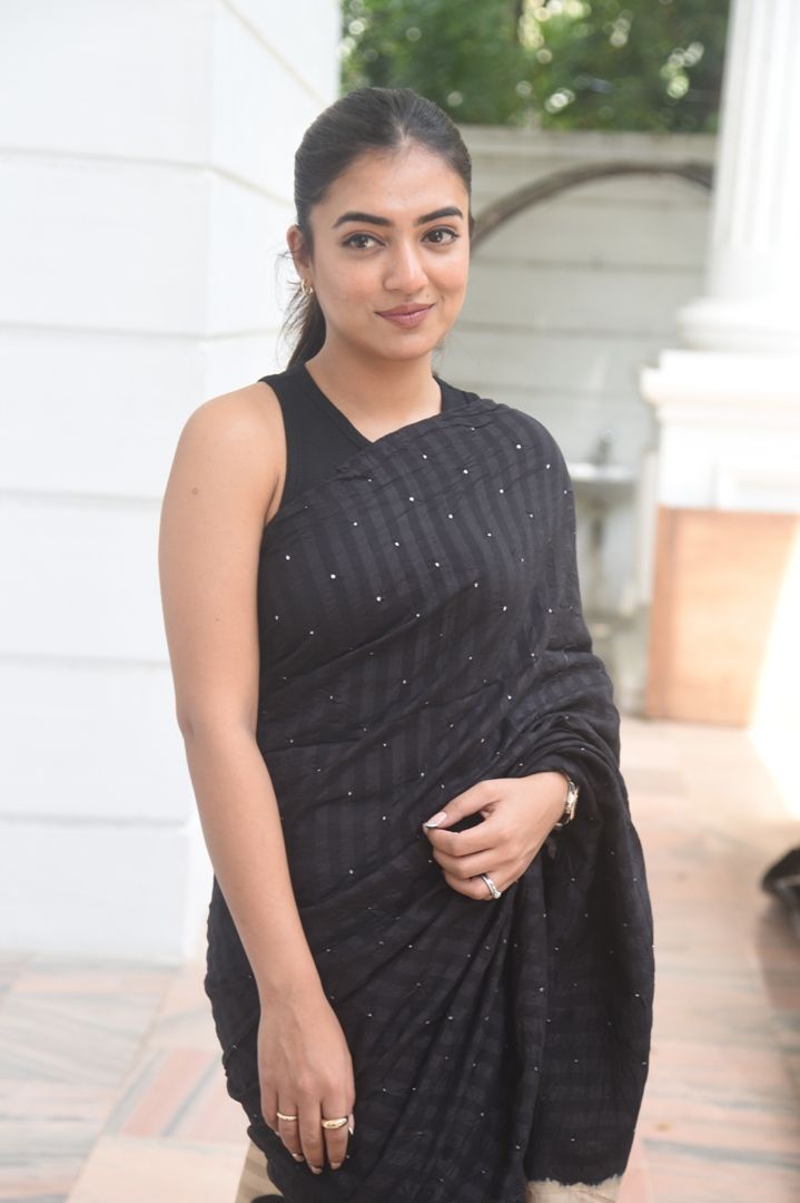 Nazriya Nazim Looks Gorgeous In Black Saree005