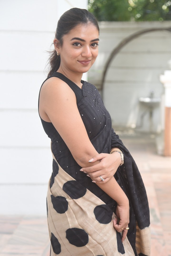 Nazriya Nazim Looks Gorgeous In Black Saree008