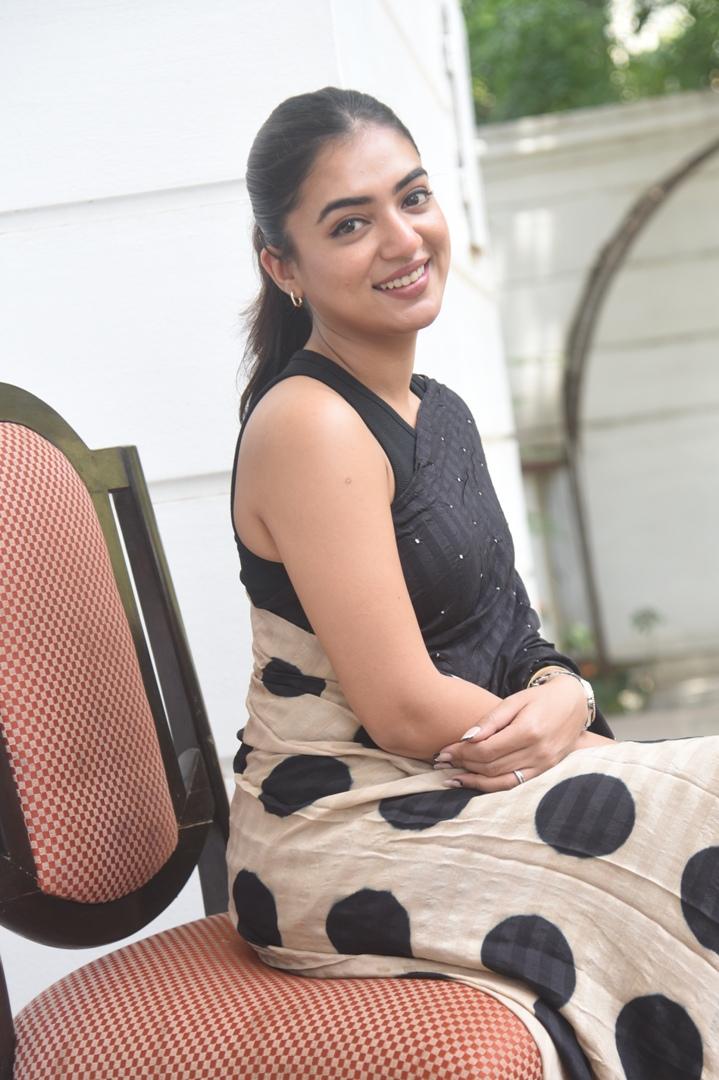 Nazriya Nazim Looks Gorgeous In Black Saree009
