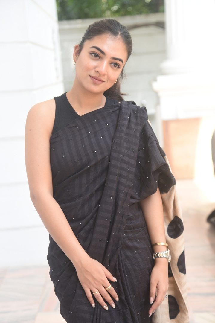 Nazriya Nazim Looks Gorgeous In Black Saree011