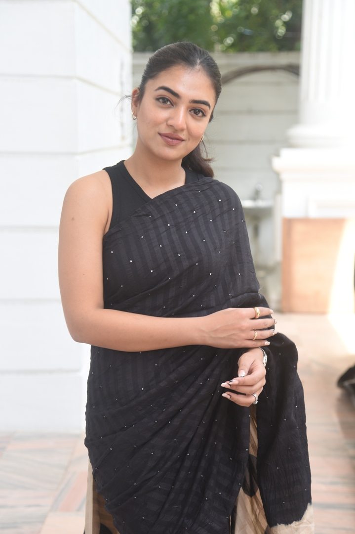 Nazriya Nazim Looks Gorgeous In Black Saree012
