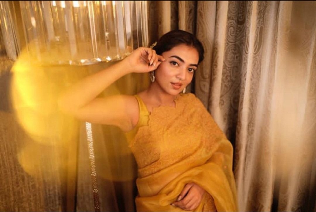 Nazriya Nazim Shines In Yellow Saree