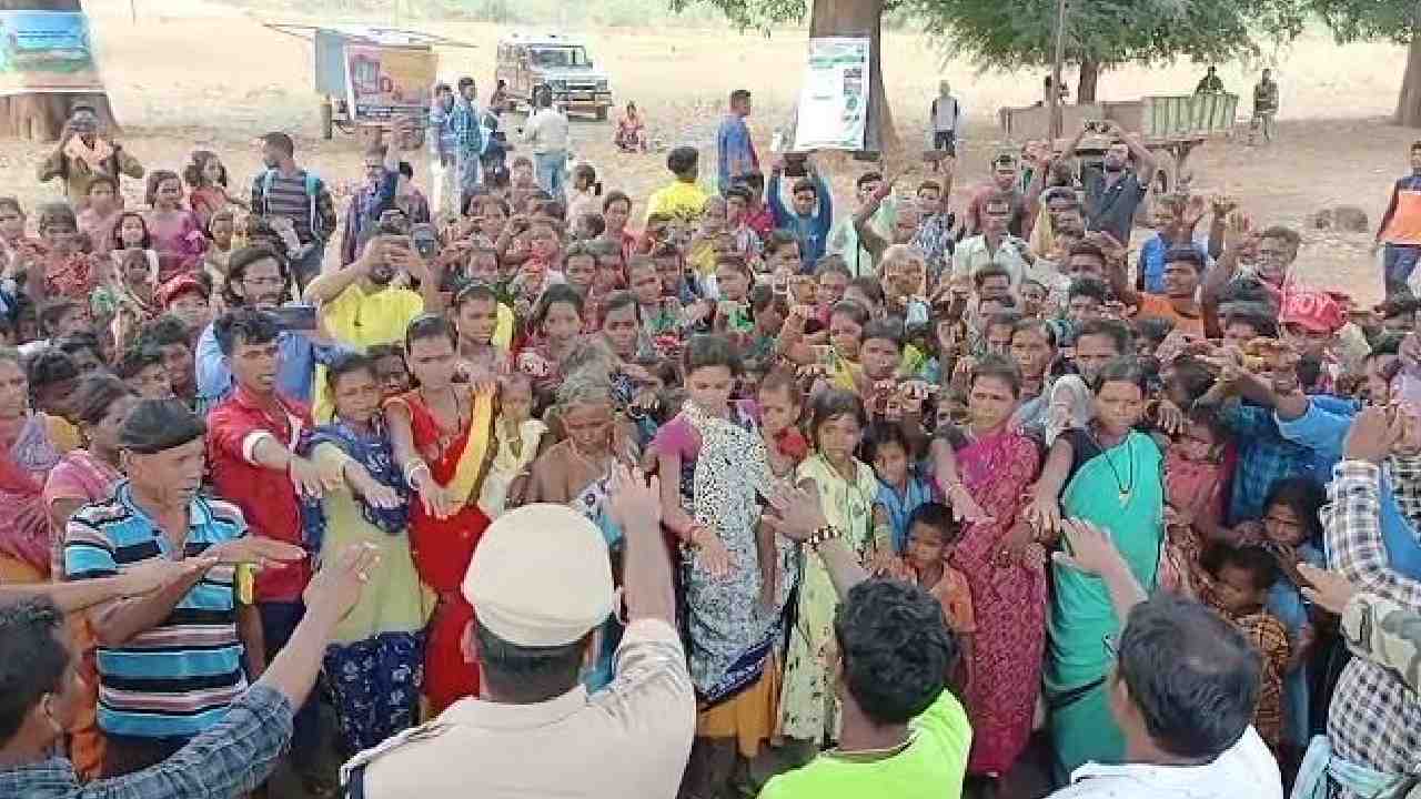 Odisha : పోలీసులకు లొంగిపోయిన 180 మంది మవోయిస్టు సానుభూతిపరులు Odisha : పోలీసులకు లొంగిపోయిన 180 మంది మవోయిస్టు సానుభూతిపరులు