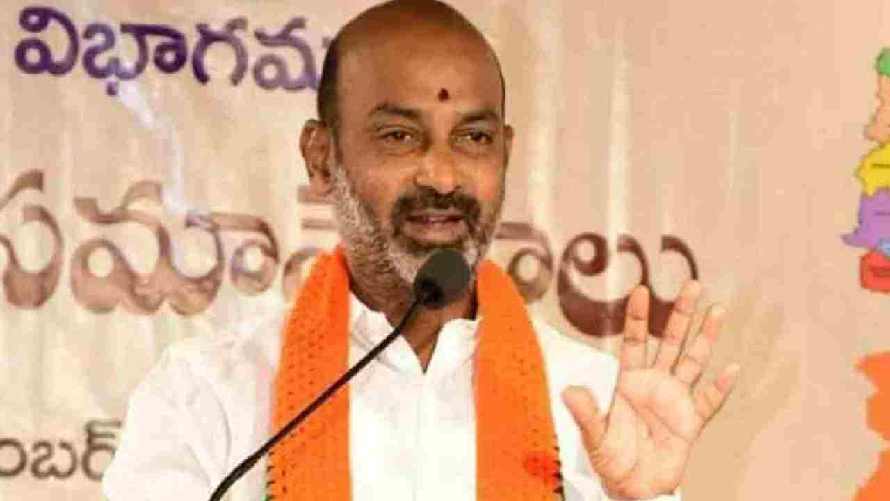 Bandi Sanjay : గౌరెల్లి ప్రాజెక్టుతో నీళ్లు కాదు..రక్తం పారిస్తున్నారు-బండి సంజయ్ ఆరోపణ Bandi Sanjay : గౌరెల్లి ప్రాజెక్టుతో నీళ్లు కాదు..రక్తం పారిస్తున్నారు-బండి సంజయ్ ఆరోపణ