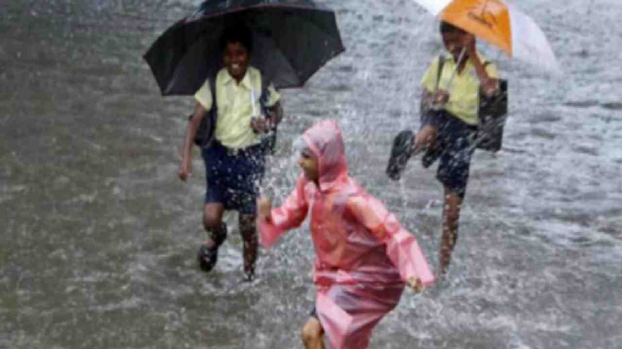 Monsoons : తెలుగు రాష్ట్రాలను పలకరించిన నైరుతి రుతుపవనాలు Monsoons : తెలుగు రాష్ట్రాలను పలకరించిన నైరుతి రుతుపవనాలు