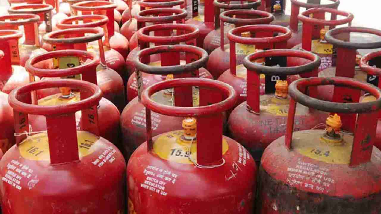 No LPG subsidy: వంట గ్యాస్ సిలిండర్పై సబ్సిడీ కట్.. ఇకపై ఉజ్వల పథక లబ్ధిదారులకే No LPG subsidy: వంట గ్యాస్ సిలిండర్పై సబ్సిడీ కట్.. ఇకపై ఉజ్వల పథక లబ్ధిదారులకే