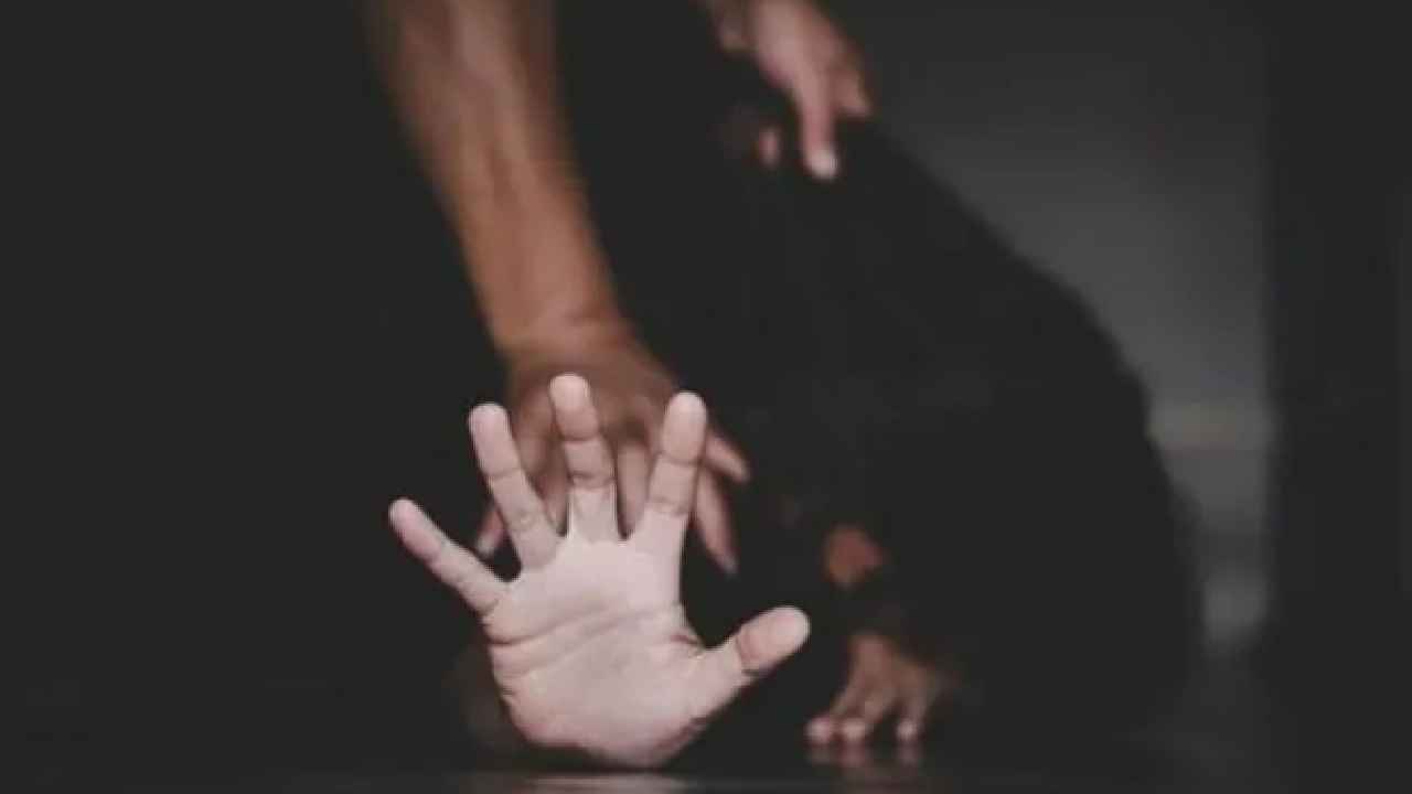 Nurse Gang Raped : బెదిరించి, మద్యం తాగించి కారులో యువతిపై గ్యాంగ్ రేప్.. చెన్నైలో దారుణం Nurse Gang Raped : బెదిరించి, మద్యం తాగించి కారులో యువతిపై గ్యాంగ్ రేప్.. చెన్నైలో దారుణం