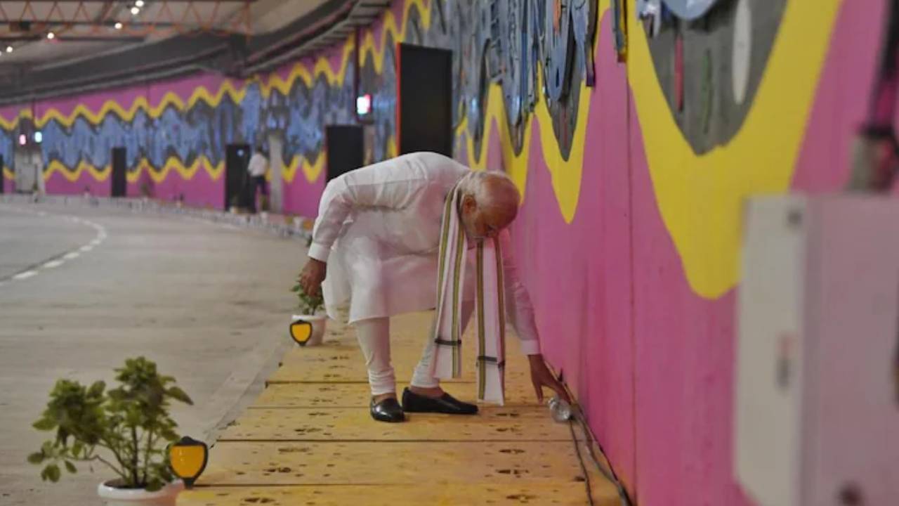 PM Modi: స్వయంగా చెత్తను తొలగించిన ప్రధాని మోదీ.. వీడియో పోస్టు చేసిన కేంద్ర మంత్రి PM Modi: స్వయంగా చెత్తను తొలగించిన ప్రధాని మోదీ.. వీడియో పోస్టు చేసిన కేంద్ర మంత్రి