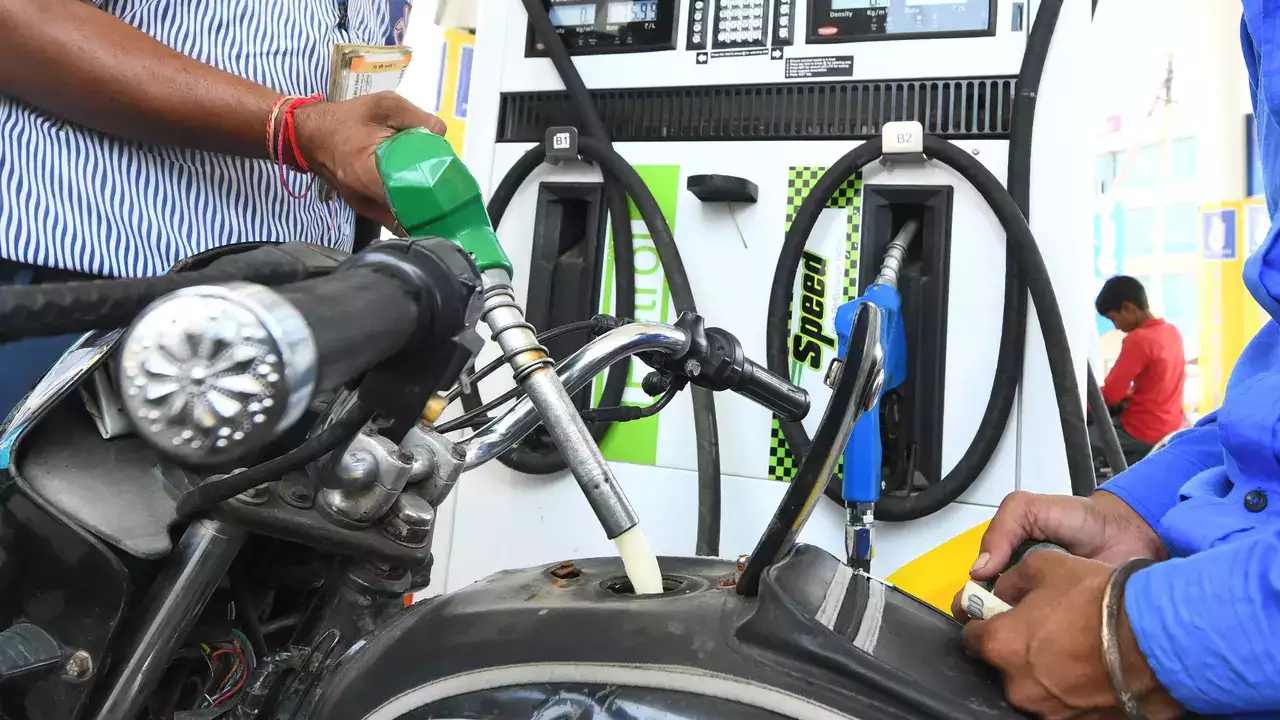 Crude oil prices: ఇంధన ధరలు మళ్లీ పెరుగుతాయా? ప్రైవేట్ ఇంధన కంపెనీలు కేంద్రానికి ఏమని లేఖ రాశాయి.. Crude oil prices: ఇంధన ధరలు మళ్లీ పెరుగుతాయా? ప్రైవేట్ ఇంధన కంపెనీలు కేంద్రానికి ఏమని లేఖ రాశాయి..