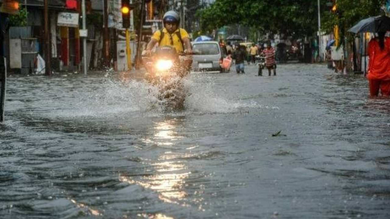 Southwest monsoon: చురుగ్గా కదులుతున్న నైరుతి రుతుపవనాలు.. తెలుగు రాష్ట్రాల్లో భారీ వర్షాలకు అవకాశం Southwest monsoon: చురుగ్గా కదులుతున్న నైరుతి రుతుపవనాలు.. తెలుగు రాష్ట్రాల్లో భారీ వర్షాలకు అవకాశం