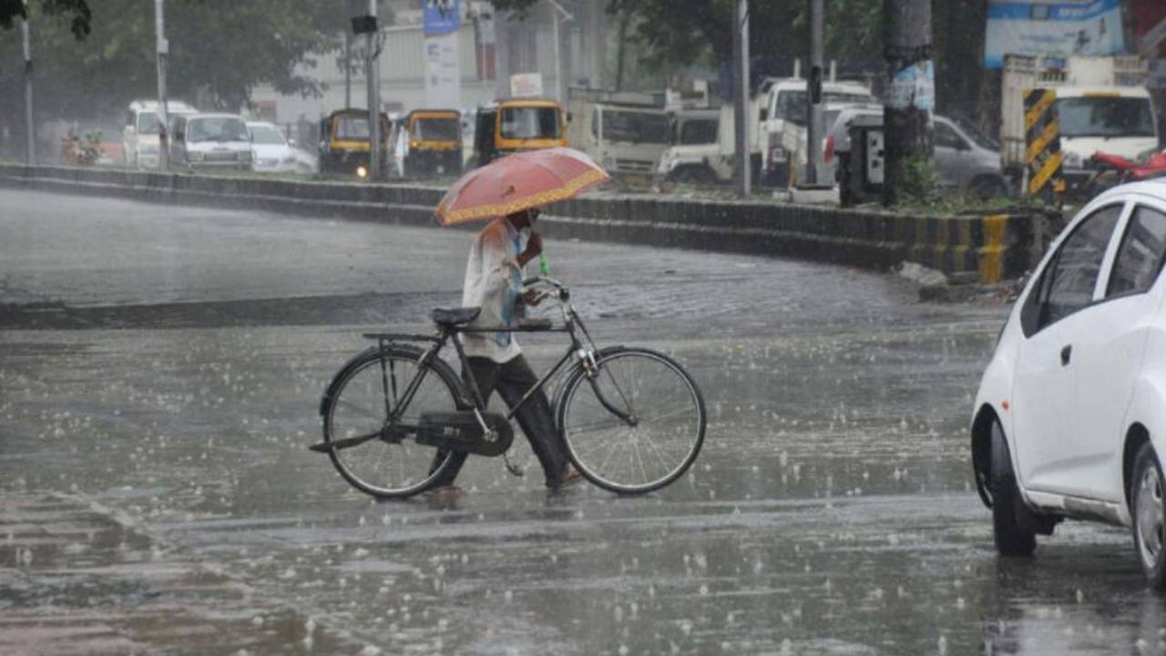 Weather Forecast: చురుగ్గా కదులుతున్న రుతుపవనాలు.. నేడు ఆ ప్రాంతాల్లో భారీ వర్షాలకు అవకాశం Weather Forecast: చురుగ్గా కదులుతున్న రుతుపవనాలు.. నేడు ఆ ప్రాంతాల్లో భారీ వర్షాలకు అవకాశం