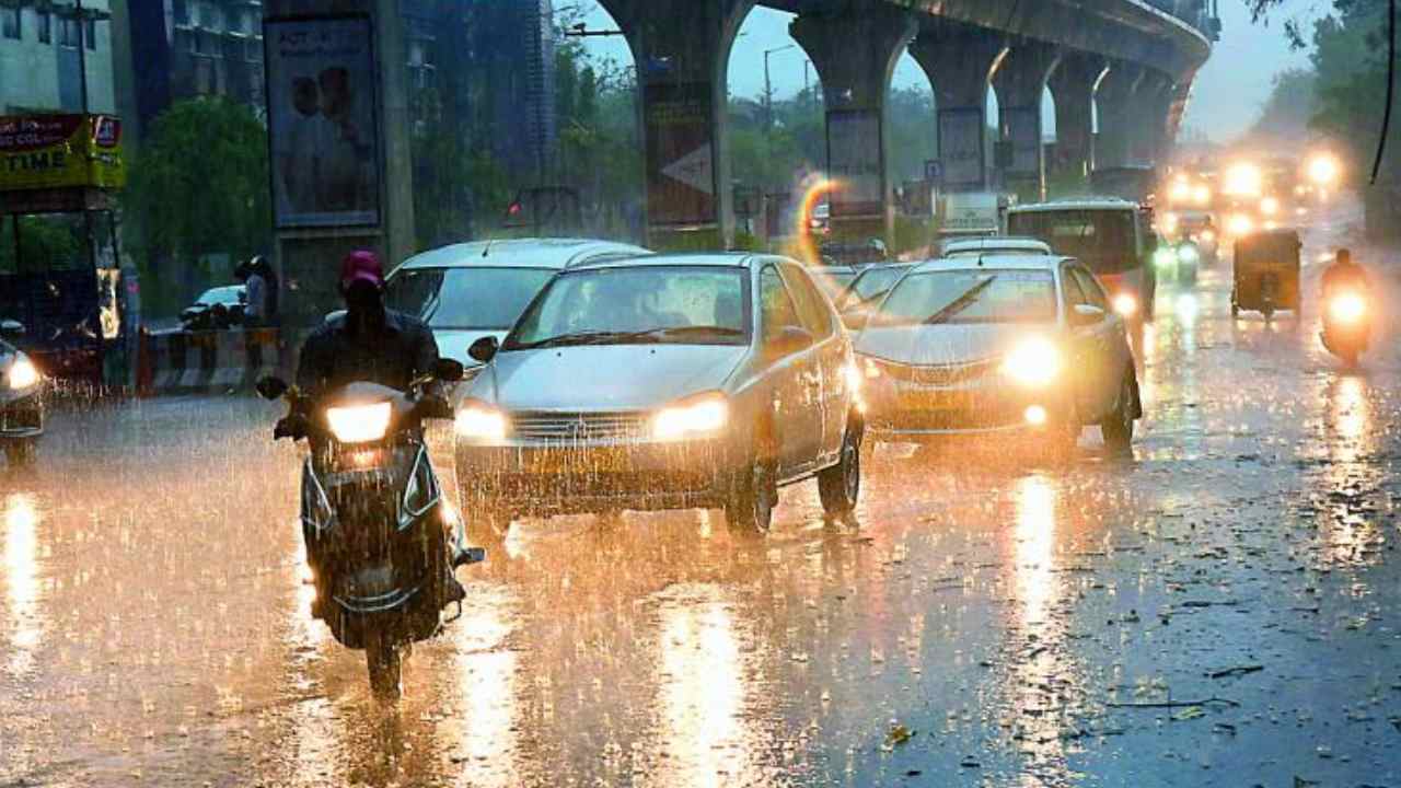 Hyderabad: భారీ వర్షాలు కురిసే అవకాశం.. అప్రమత్తంగా ఉండండి.. నగర వాసులకు అధికారుల సూచన Hyderabad: భారీ వర్షాలు కురిసే అవకాశం.. అప్రమత్తంగా ఉండండి.. నగర వాసులకు అధికారుల సూచన