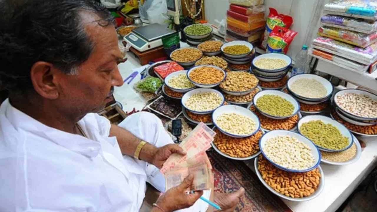 Rupee Vs Dollar: రూపాయి విలువ పతనం.. డాలర్తో పోలిస్తే జీవితకాల కనిష్టానికి Rupee Vs Dollar: రూపాయి విలువ పతనం.. డాలర్తో పోలిస్తే జీవితకాల కనిష్టానికి