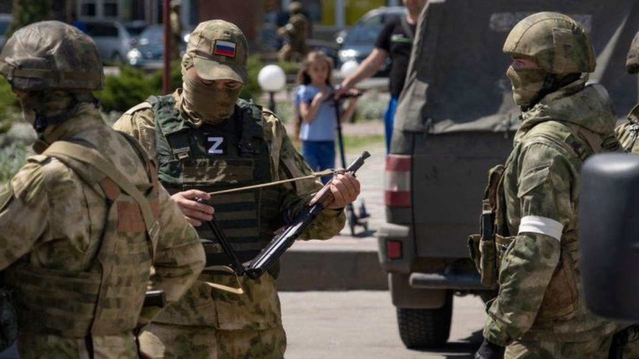 Russian vs Ukraine war: రష్యా ఆక్రమిత ప్రాంతాల్లో పాస్ పోర్టుల జారీ.. యుక్రెయిన్ ప్రెసిడెంట్ ఏం చేశారంటే.. Russian vs Ukraine war: రష్యా ఆక్రమిత ప్రాంతాల్లో పాస్ పోర్టుల జారీ.. యుక్రెయిన్ ప్రెసిడెంట్ ఏం చేశారంటే..