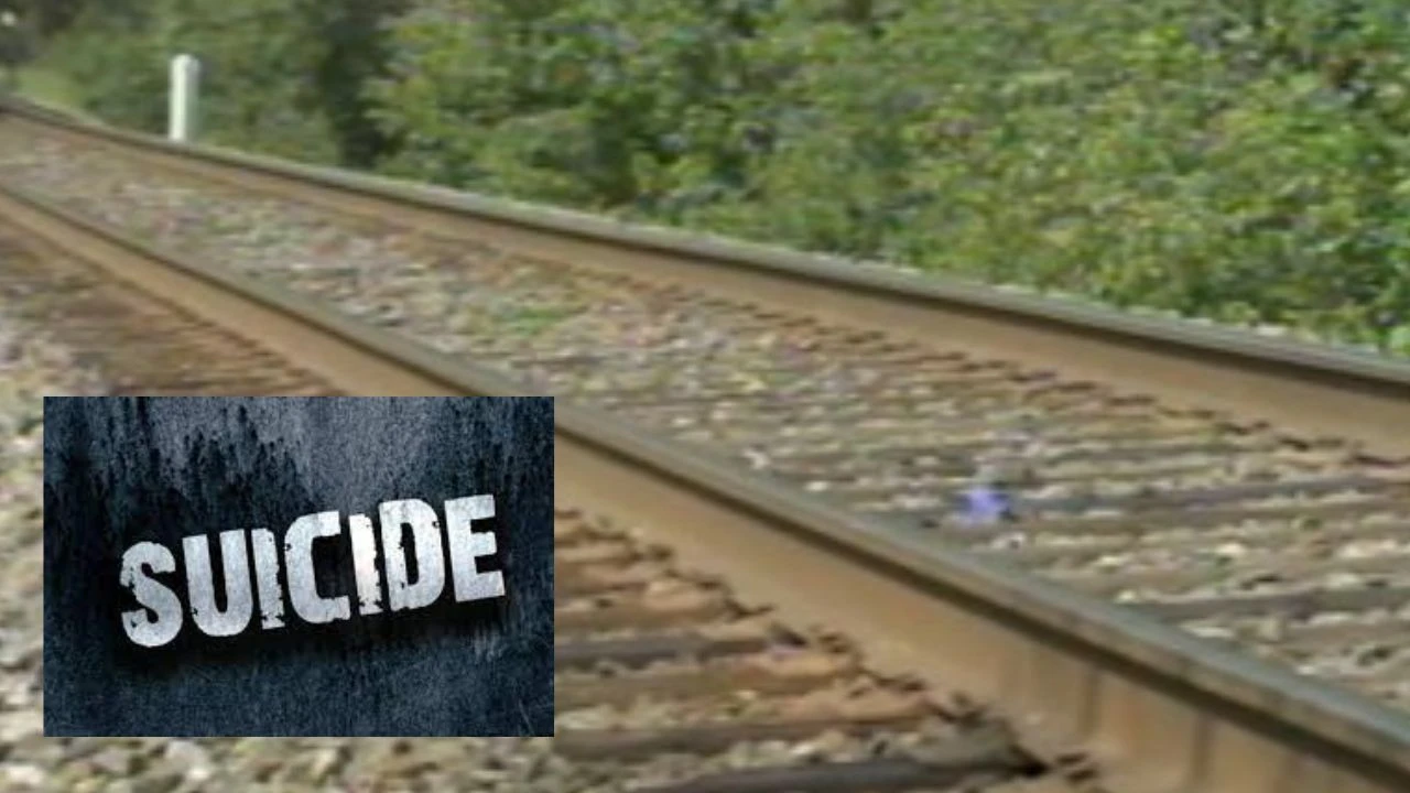 Student Suicide : ఎగ్జామ్ లో ఫెయిల్ అవ్వడంతో రైలు కిందపడి టెన్త్ విద్యార్ధి ఆత్మహత్య Student Suicide : ఎగ్జామ్ లో ఫెయిల్ అవ్వడంతో రైలు కిందపడి టెన్త్ విద్యార్ధి ఆత్మహత్య