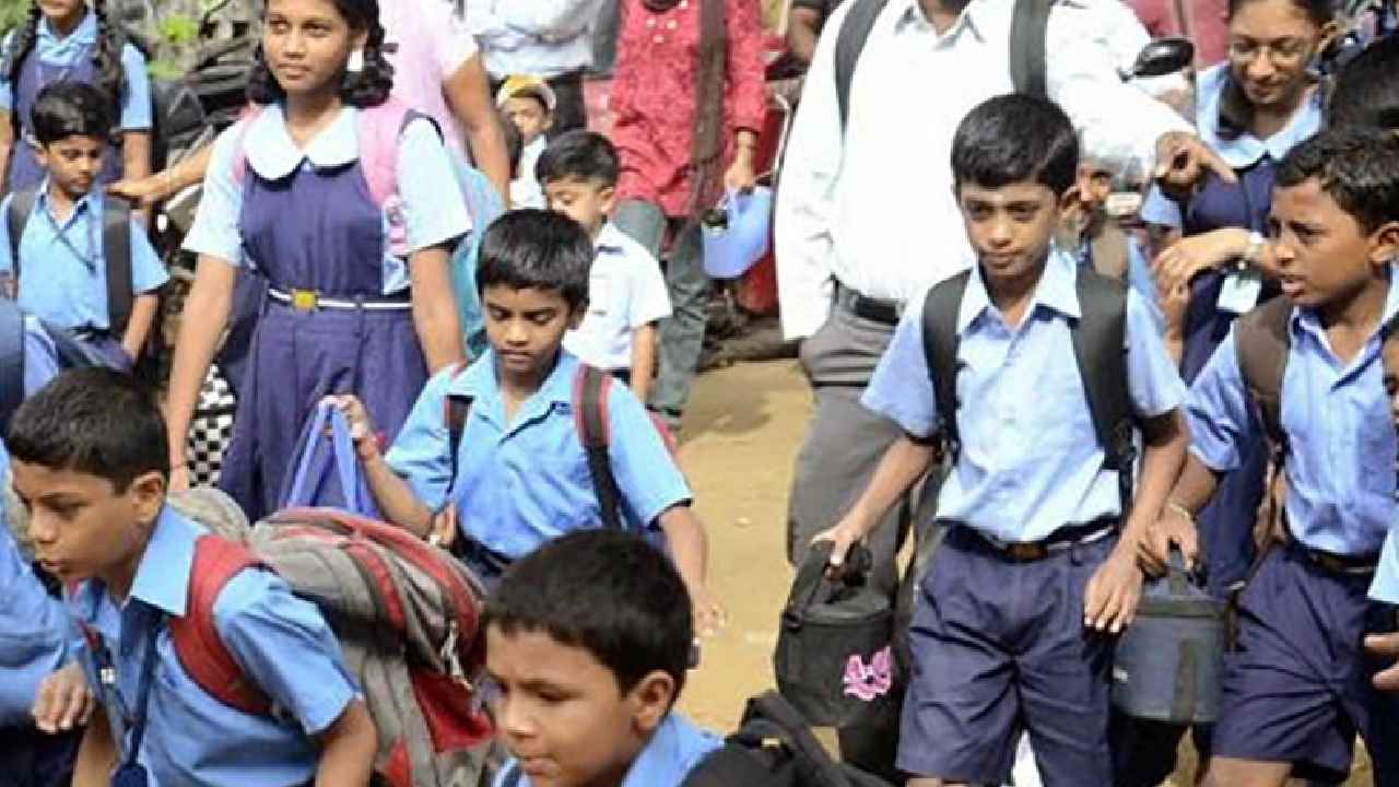 Andhra Pradesh: 5 నుంచి పాఠశాలలు పునఃప్రారంభం.. వారంలో ఒక రోజు ‘నో బ్యాగ్ డే’ Andhra Pradesh: 5 నుంచి పాఠశాలలు పునఃప్రారంభం.. వారంలో ఒక రోజు ‘నో బ్యాగ్ డే’