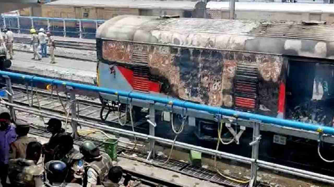 Secunderabad Violence Loss : సికింద్రాబాద్ విధ్వంసం.. రైల్వేశాఖకు రూ.12కోట్ల ఆస్తి నష్టం Secunderabad Violence Loss : సికింద్రాబాద్ విధ్వంసం.. రైల్వేశాఖకు రూ.12కోట్ల ఆస్తి నష్టం