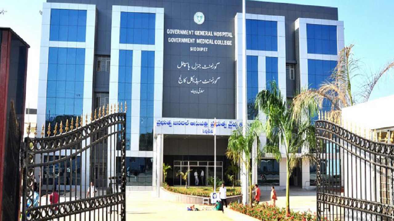 Siddipet: గురుకుల పాఠశాలలో ఫుడ్ పాయిజన్.. ఆసుపత్రిలో విద్యార్థులు Siddipet: గురుకుల పాఠశాలలో ఫుడ్ పాయిజన్.. ఆసుపత్రిలో విద్యార్థులు