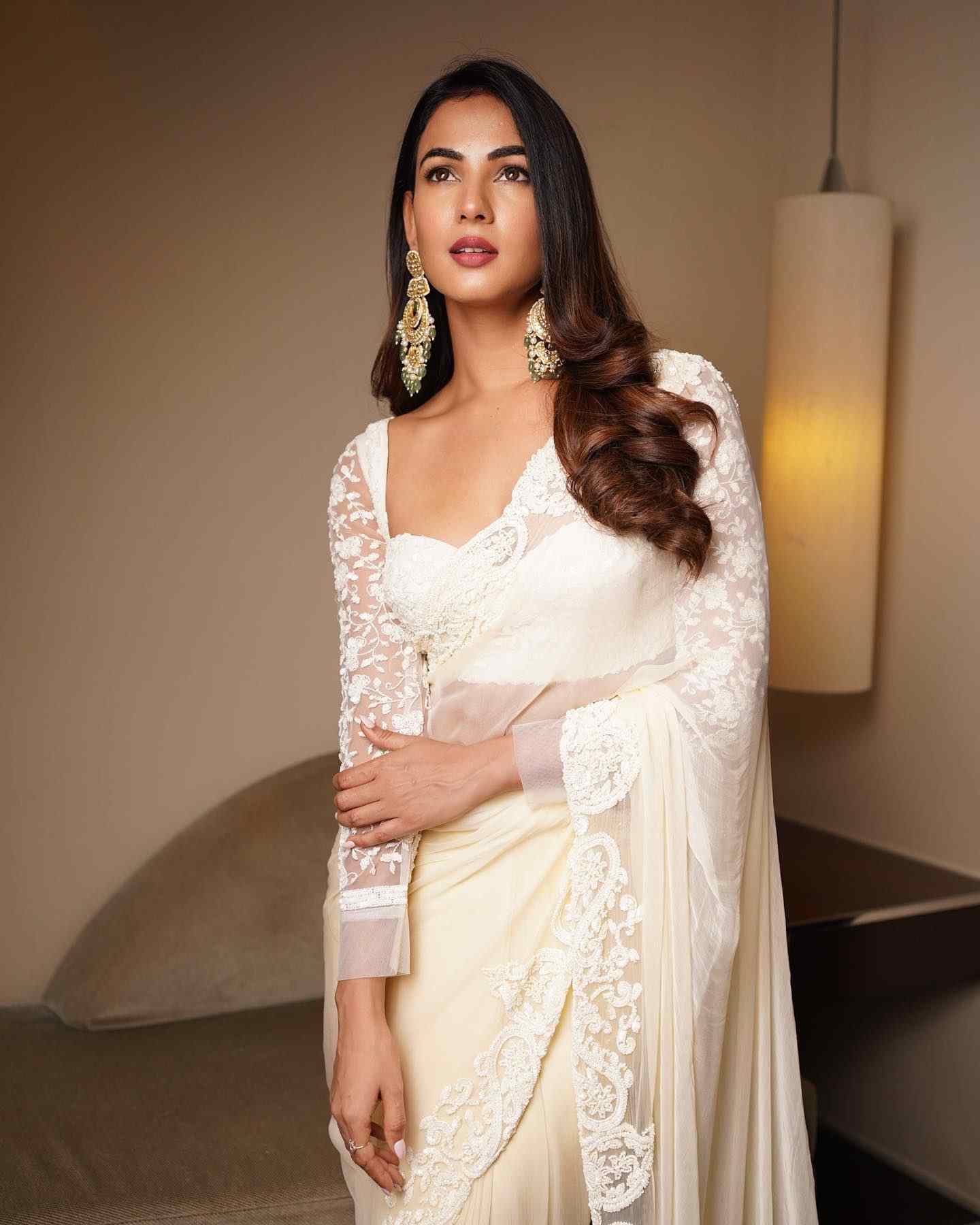 Sonal Chauhan Sizzles In Latest Photos002