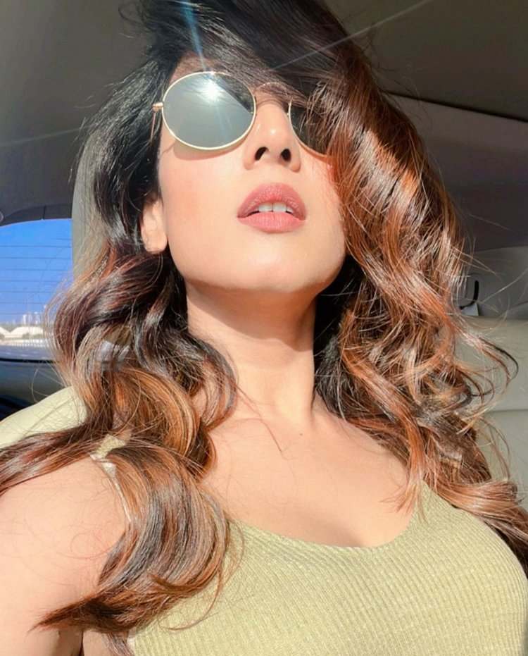 Sonal Chauhan Sizzles In Latest Photos008