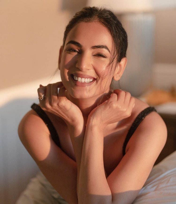 Sonal Chauhan Sizzles In Latest Photos010