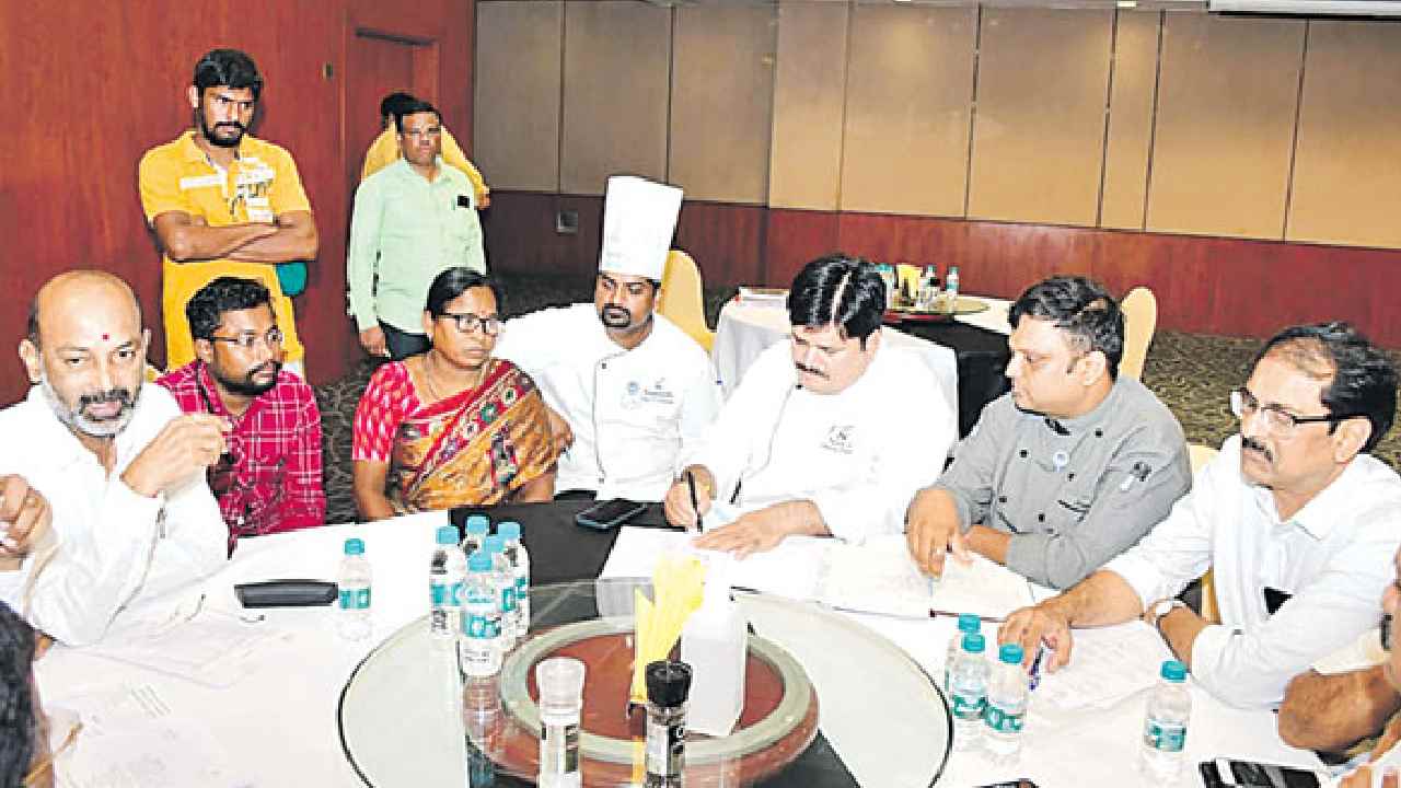 Telangana Food: బీజేపీ సభకోసం తెలంగాణ రుచులు.. స్పెషల్ ఐటమ్స్ చేయనున్న యాదమ్మ Telangana Food: బీజేపీ సభకోసం తెలంగాణ రుచులు.. స్పెషల్ ఐటమ్స్ చేయనున్న యాదమ్మ