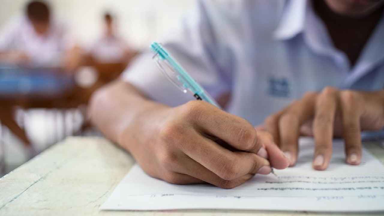 Tenth Class Exams: టెన్త్ పరీక్షలు.. ప్రభుత్వం కీలక నిర్ణయం.. ఇకపై ఆ పద్ధతిలోనే.. Tenth Class Exams: టెన్త్ పరీక్షలు.. ప్రభుత్వం కీలక నిర్ణయం.. ఇకపై ఆ పద్ధతిలోనే..