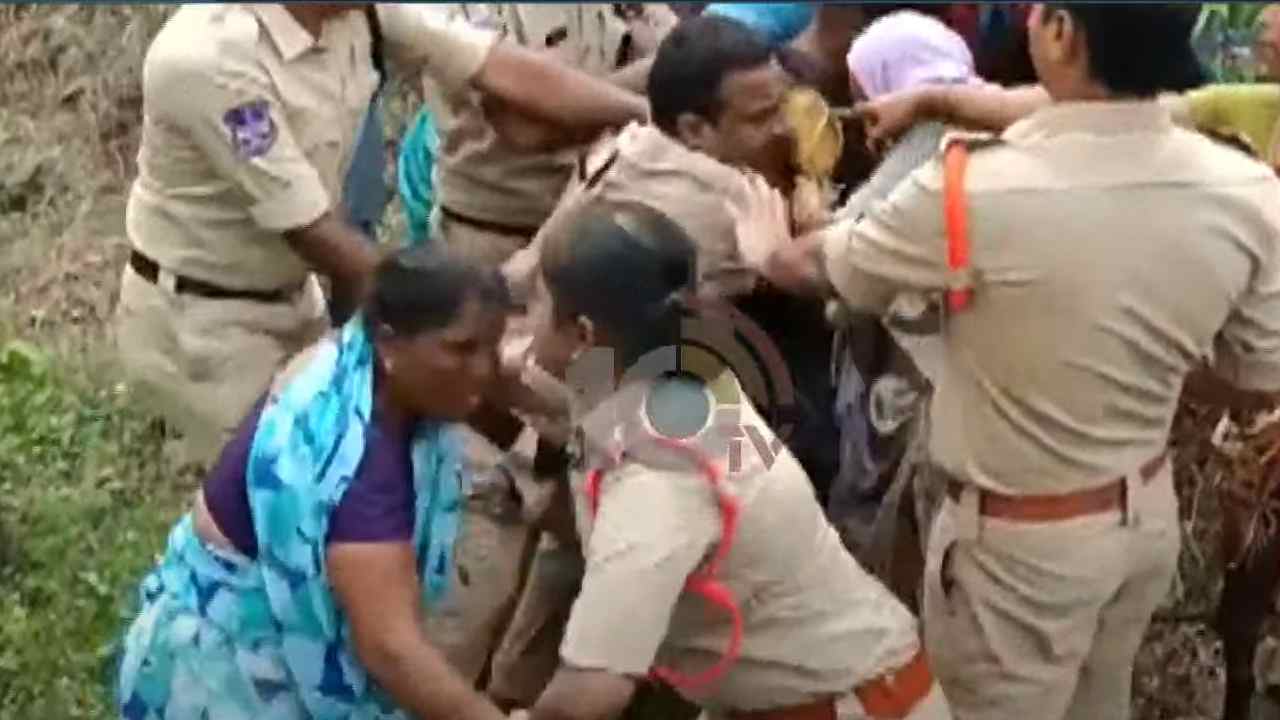 Tribals Arrest: ప్రగతి భవన్ ముట్టడికి బయల్దేరిన గిరిజనులు.. అరెస్టు చేసిన పోలీసులు Tribals Arrest: ప్రగతి భవన్ ముట్టడికి బయల్దేరిన గిరిజనులు.. అరెస్టు చేసిన పోలీసులు