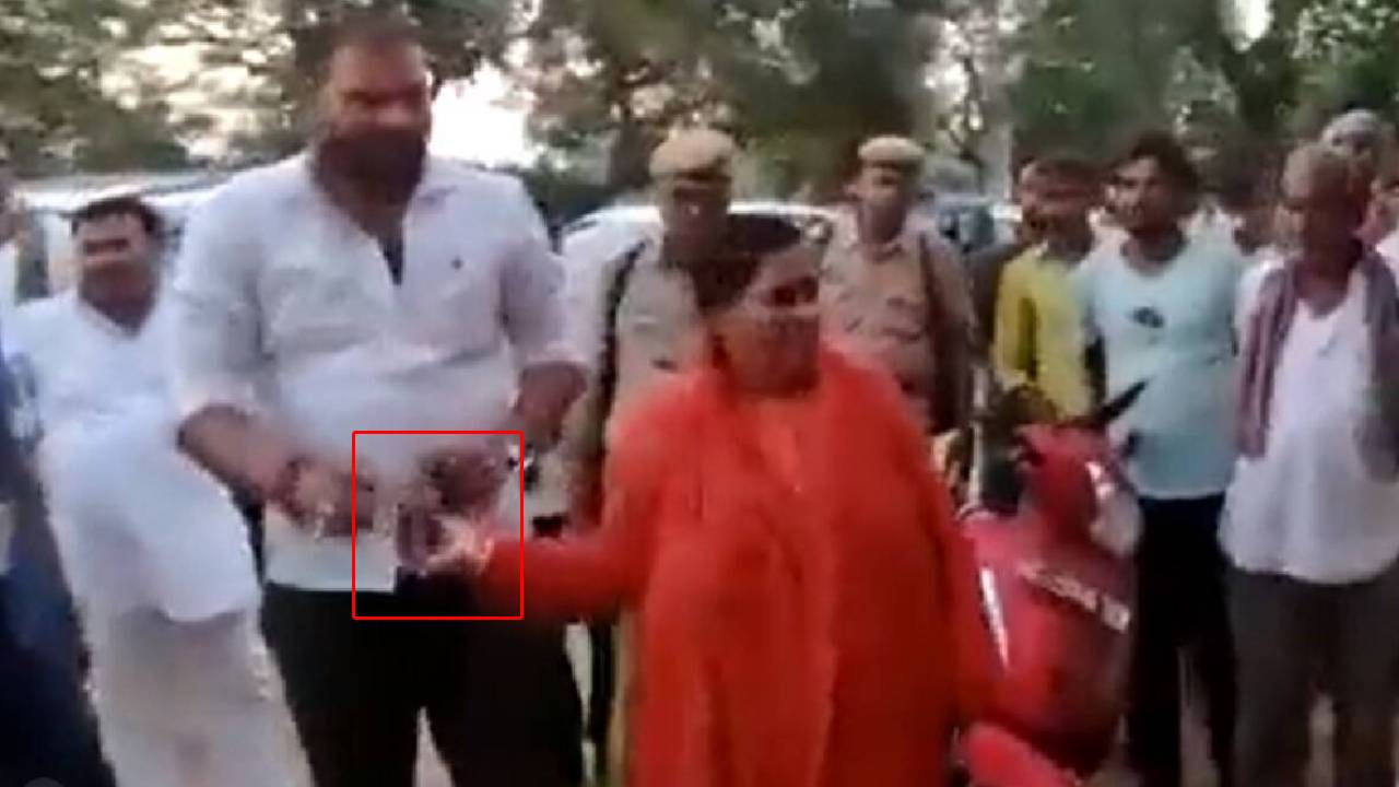 Uma Bharti : మద్యం షాపుపై ఆవుపేడ విసిరిన మాజీ సీఎం..తొలగించకుంటే తీవ్ర పరిణామాలు అంటూ హెచ్చరిక Uma Bharti : మద్యం షాపుపై ఆవుపేడ విసిరిన మాజీ సీఎం..తొలగించకుంటే తీవ్ర పరిణామాలు అంటూ హెచ్చరిక