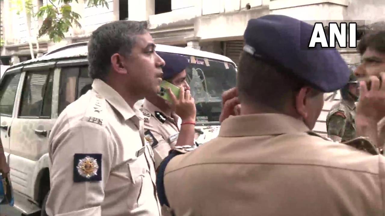 West Bengal : కోల్ కతాలో కానిస్టేబుల్ విచక్షణారహితంగా కాల్పులు..యువతి మృతి West Bengal : కోల్ కతాలో కానిస్టేబుల్ విచక్షణారహితంగా కాల్పులు..యువతి మృతి
