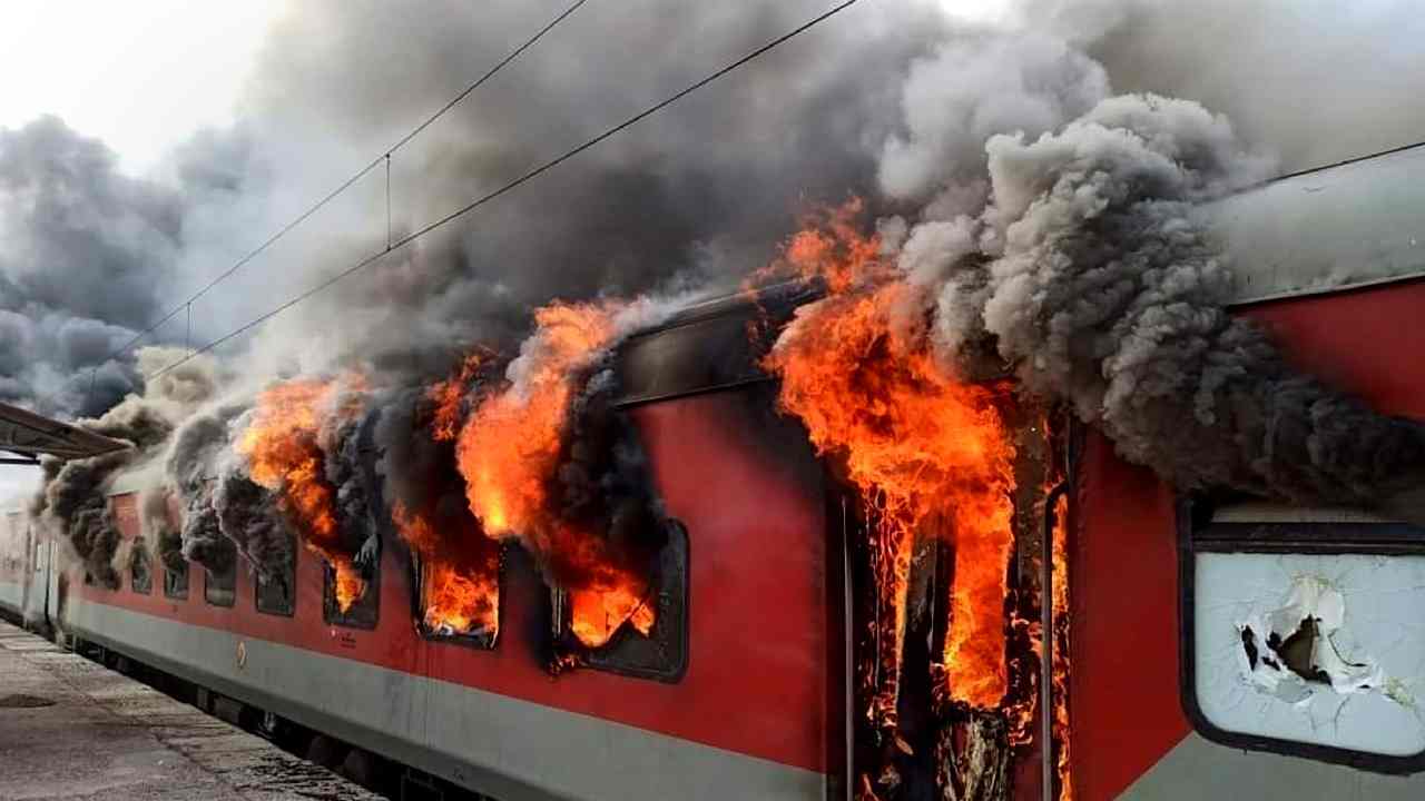 Agnipath: సికింద్రాబాద్ ఘటన.. రైల్వే శాఖకు భారీ ఆస్తి నష్టం Agnipath: సికింద్రాబాద్ ఘటన.. రైల్వే శాఖకు భారీ ఆస్తి నష్టం