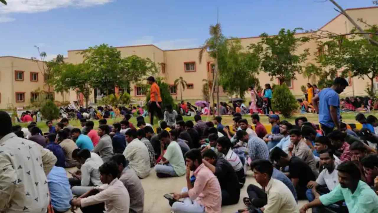 Basara IIIT Students: రెండో దశ చర్చలు విఫలం.. సీఎం కేసీఆర్ రావాల్సిందేనంటూ విద్యార్థుల డిమాండ్.. Basara IIIT Students: రెండో దశ చర్చలు విఫలం.. సీఎం కేసీఆర్ రావాల్సిందేనంటూ విద్యార్థుల డిమాండ్..