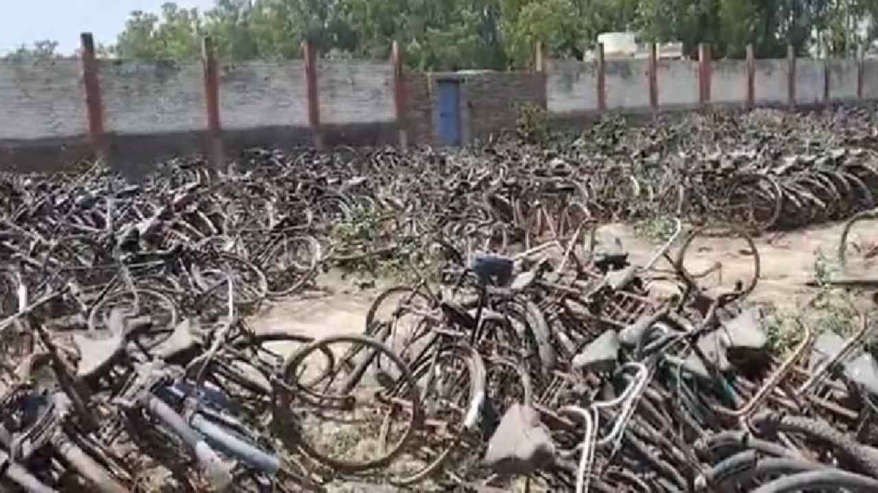 Bicycles: వలస కూలీల సైకిళ్ల వేలం… 21 లక్షల ఆదాయం Bicycles: వలస కూలీల సైకిళ్ల వేలం… 21 లక్షల ఆదాయం