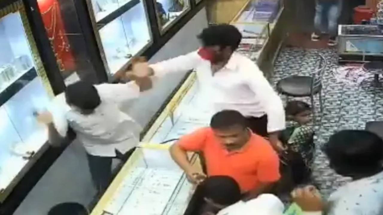 Viral Video: నగల దుకాణంలో దొంగల హల్చల్.. భయంతో వణికిపోయిన కస్టమర్లు.. వీడియో వైరల్ Viral Video: నగల దుకాణంలో దొంగల హల్చల్.. భయంతో వణికిపోయిన కస్టమర్లు.. వీడియో వైరల్