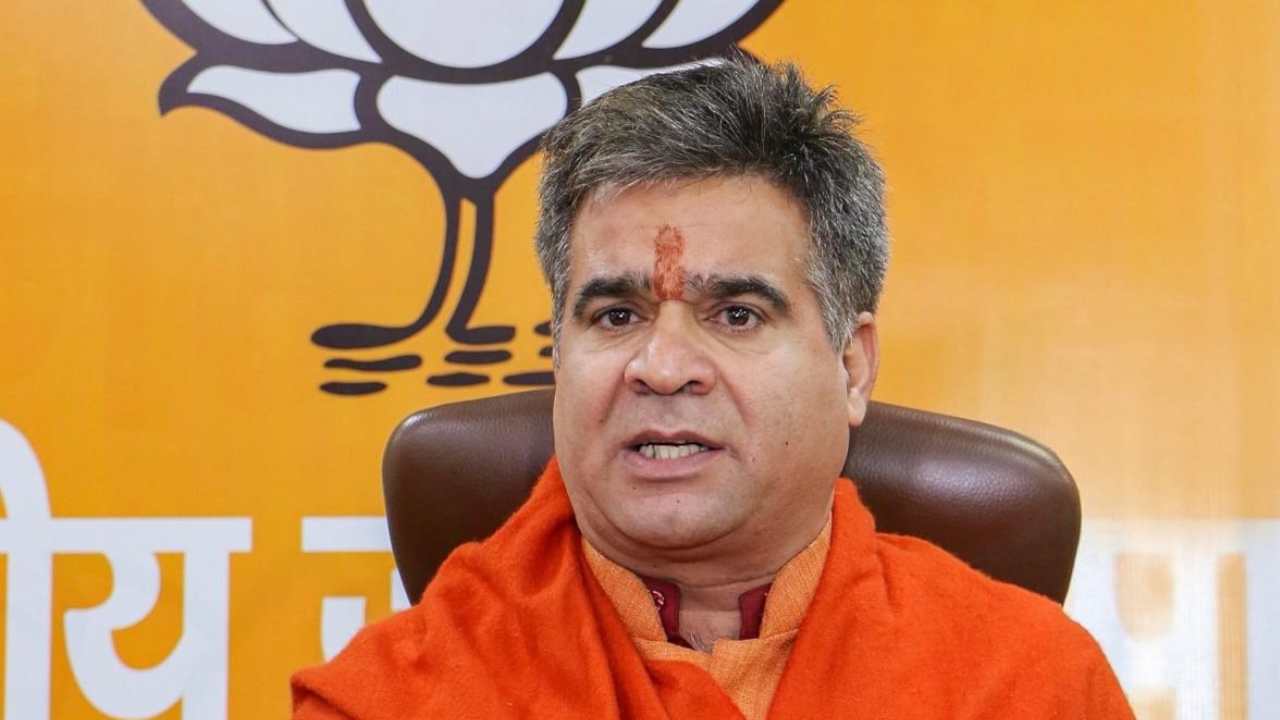 Jammu Kashmir: జమ్మూకశ్మీర్లో ఉగ్రవాదుల వరుసదాడులు.. పాక్ కుట్రే: బీజేపీ Jammu Kashmir: జమ్మూకశ్మీర్లో ఉగ్రవాదుల వరుసదాడులు.. పాక్ కుట్రే: బీజేపీ