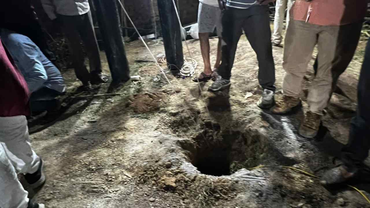 Boy In Borewell: బోరుబావిలో బాలుడు.. కొనసాగుతున్న రక్షణ చర్యలు Boy In Borewell: బోరుబావిలో బాలుడు.. కొనసాగుతున్న రక్షణ చర్యలు