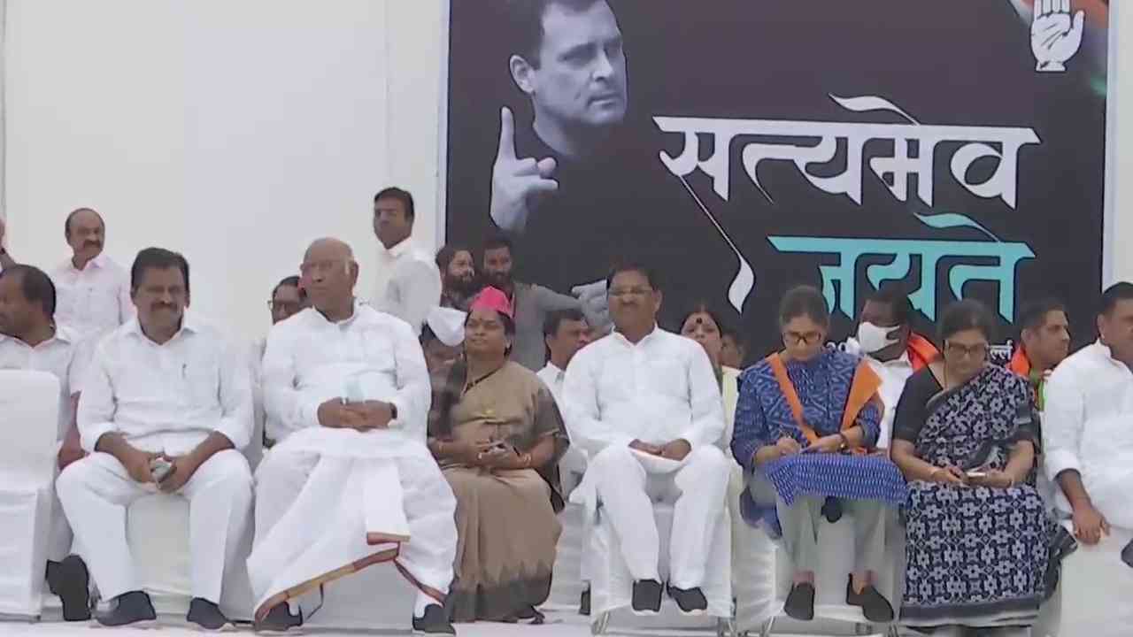 Congress Satyagraha Deeksha: సత్యాగ్రహ దీక్షలో కాంగ్రెస్ నేతలు వినూత్న నిరసన.. 4గంటలకు ఎంపీల అత్యవసర భేటీ Congress Satyagraha Deeksha: సత్యాగ్రహ దీక్షలో కాంగ్రెస్ నేతలు వినూత్న నిరసన.. 4గంటలకు ఎంపీల అత్యవసర భేటీ