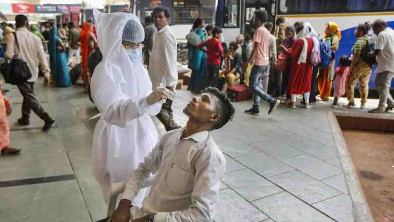 Covid cases: కొంచెం ఊరట.. దేశంలో తగ్గిన కరోనా పాజిటివ్ కేసులు.. Covid cases: కొంచెం ఊరట.. దేశంలో తగ్గిన కరోనా పాజిటివ్ కేసులు..