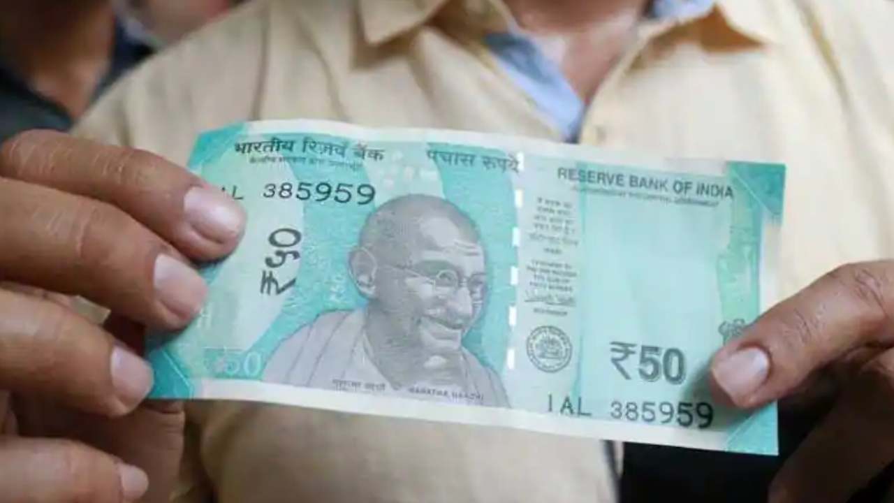 Currency Notes: రోడ్డుపైకి ఎగిరొచ్చిన నోట్లు.. ఎగబడి ఏరుకున్న జనం!.. అసలు విషయం తెలిసి.. Currency Notes: రోడ్డుపైకి ఎగిరొచ్చిన నోట్లు.. ఎగబడి ఏరుకున్న జనం!.. అసలు విషయం తెలిసి..