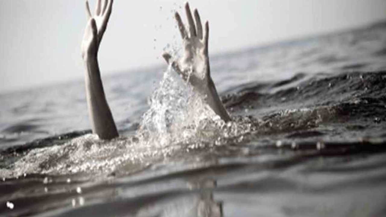 East Godavari: సెల్ఫీలు దిగుతూ గోదావరి నదిలో పడ్డ అక్కాచెల్లెళ్లు.. మృతి East Godavari: సెల్ఫీలు దిగుతూ గోదావరి నదిలో పడ్డ అక్కాచెల్లెళ్లు.. మృతి