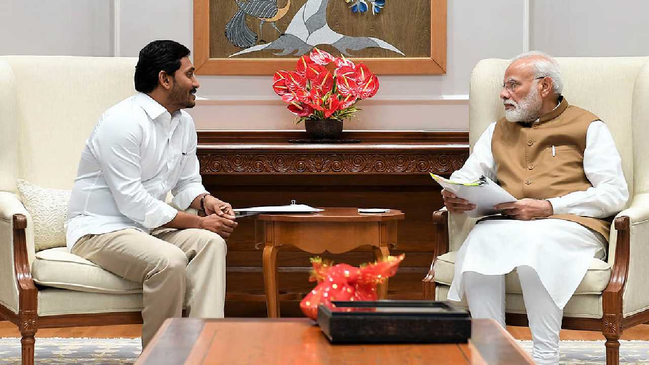 CM Jagan in Delhi: 9 అంశాలని ప్రధాని మోదీ దృష్టికి తీసుకెళ్లిన సీఎం జగన్: నేడు అమిత్ షాతో భేటీ CM Jagan in Delhi: 9 అంశాలని ప్రధాని మోదీ దృష్టికి తీసుకెళ్లిన సీఎం జగన్: నేడు అమిత్ షాతో భేటీ