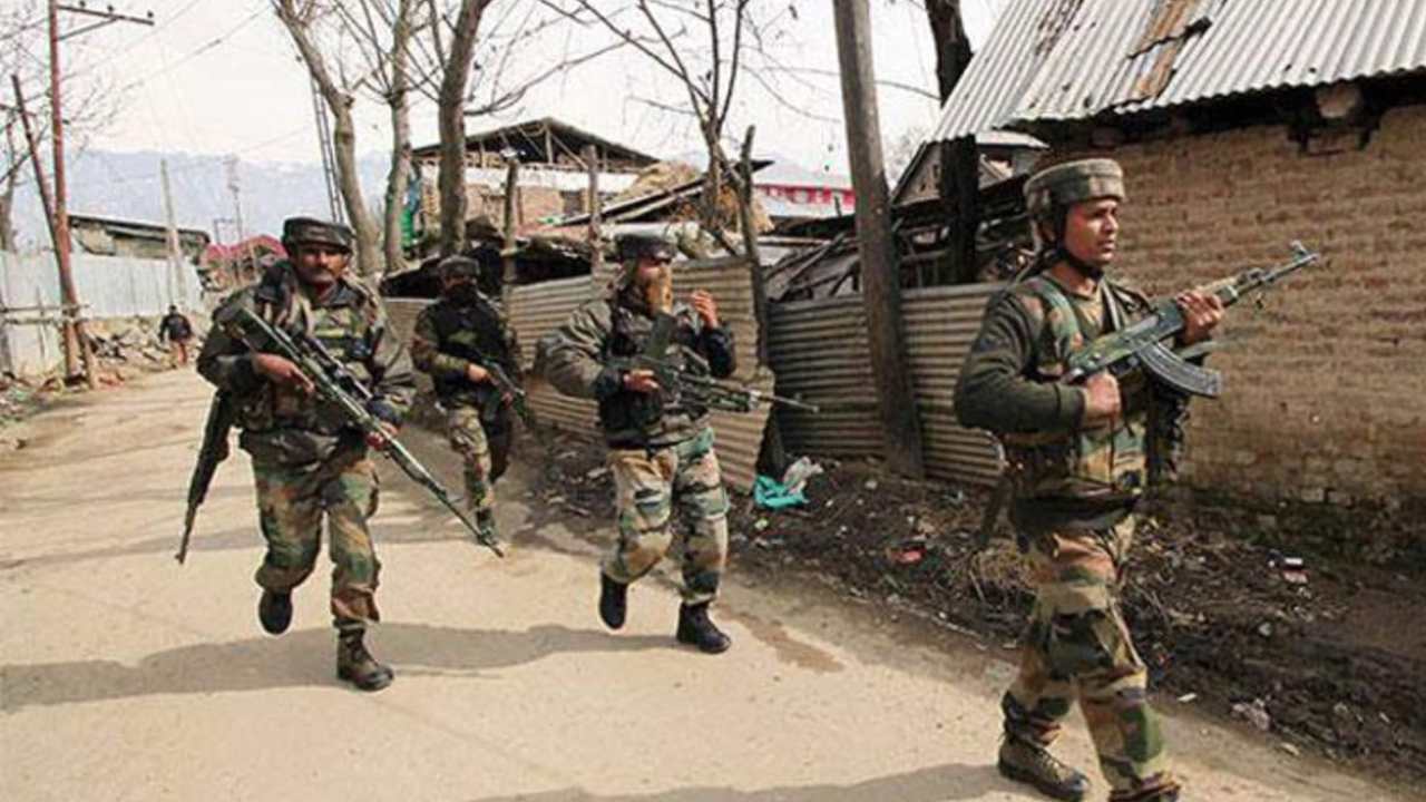 Kashmiri Pandits: కశ్మీరీ పండిట్లను సురక్షిత ప్రాంతాలకు తరలింపు! Kashmiri Pandits: కశ్మీరీ పండిట్లను సురక్షిత ప్రాంతాలకు తరలింపు!