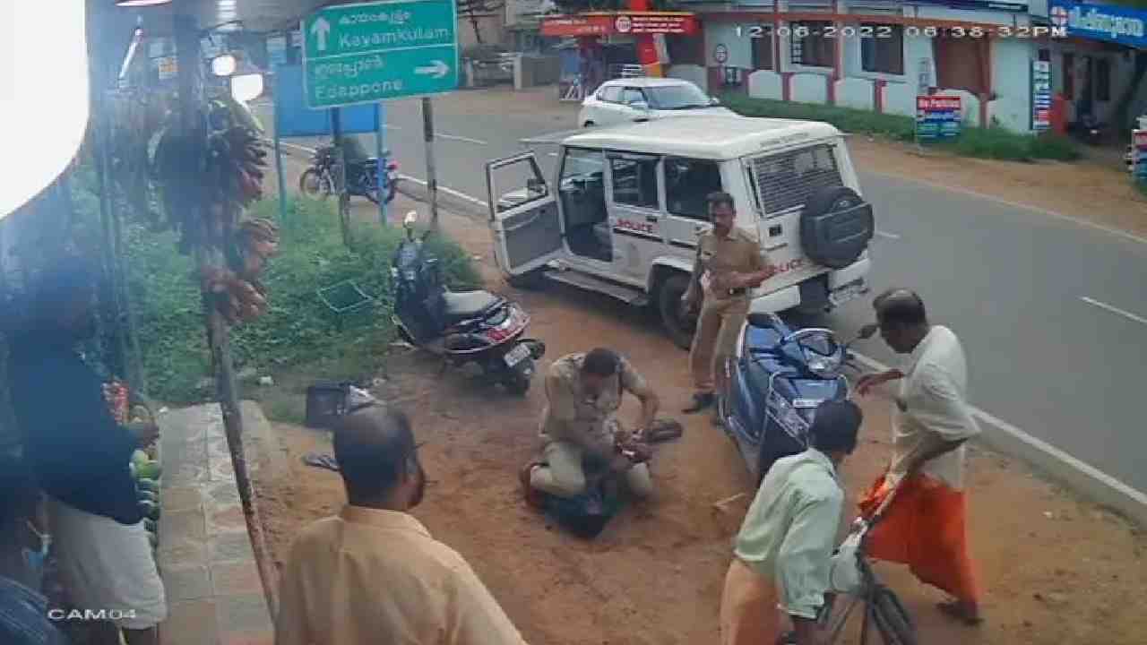 Kerala : ఎస్ఐపై కత్తితో దాడి.. చాకచక్యంగా తప్పించుకుని నిందితుడిని పట్టేశాడు Kerala : ఎస్ఐపై కత్తితో దాడి.. చాకచక్యంగా తప్పించుకుని నిందితుడిని పట్టేశాడు