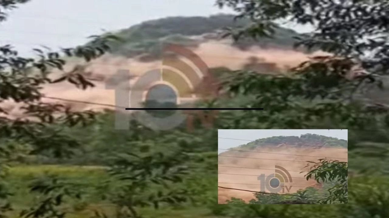 Visakha : విశాఖ జిల్లాలో తప్పిన పెను ప్రమాదం Visakha : విశాఖ జిల్లాలో తప్పిన పెను ప్రమాదం