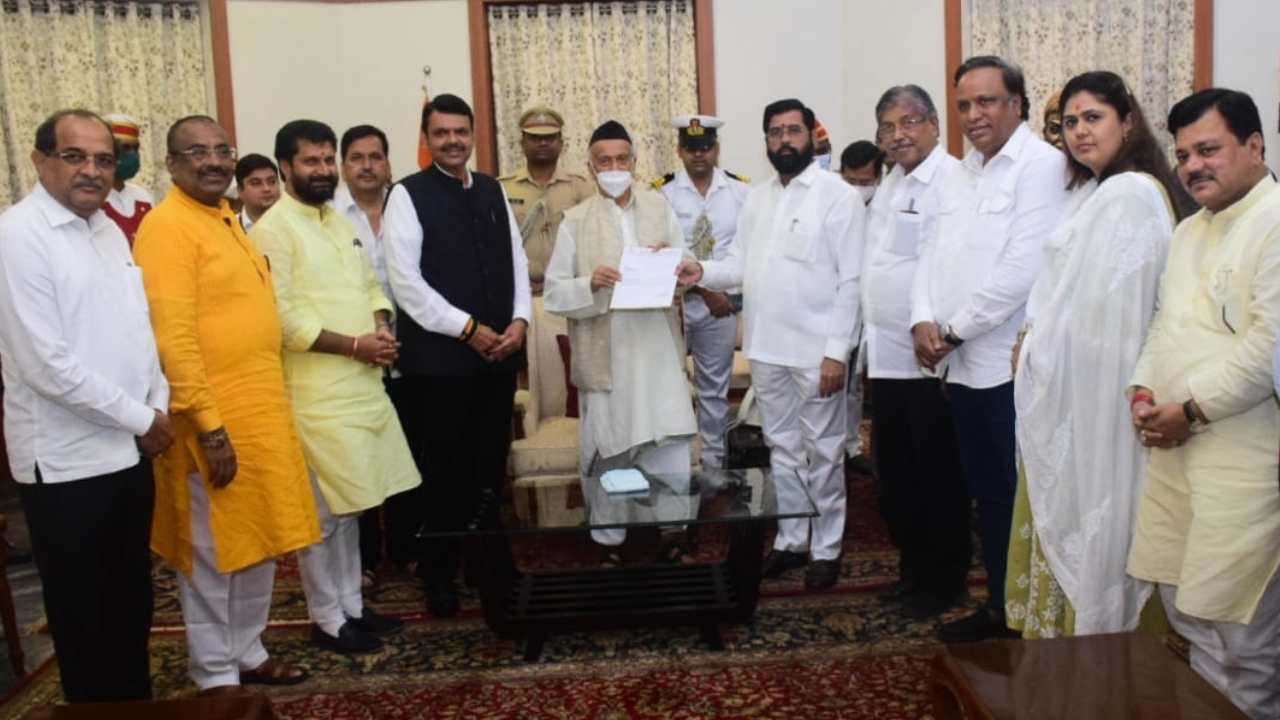 Maharashtra: ప్రభుత్వ ఏర్పాటు కోసం గవర్నర్కు లేఖ అందించిన ఫడ్నవీస్, షిండే Maharashtra: ప్రభుత్వ ఏర్పాటు కోసం గవర్నర్కు లేఖ అందించిన ఫడ్నవీస్, షిండే