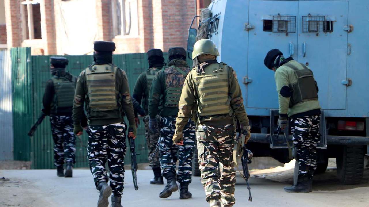 militants killed: కాశ్మీర్లో ఎదురుకాల్పులు.. ముగ్గురు తీవ్రవాదులు హతం militants killed: కాశ్మీర్లో ఎదురుకాల్పులు.. ముగ్గురు తీవ్రవాదులు హతం