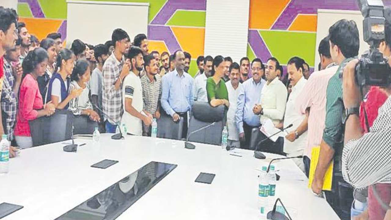 Basara IIIT Students: వెనక్కి తగ్గిన విద్యార్థులు.. మంత్రి హామీతో ఆందోళన విరమణ Basara IIIT Students: వెనక్కి తగ్గిన విద్యార్థులు.. మంత్రి హామీతో ఆందోళన విరమణ